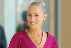 Wygląda fenomenalnie. Sarah Jessica Parker ubrała się w fuksję od stóp do głów