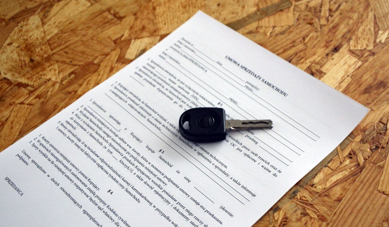 Jak napisać umowę kupna-sprzedaży samochodu? Nie podpisuj każdej w ciemno