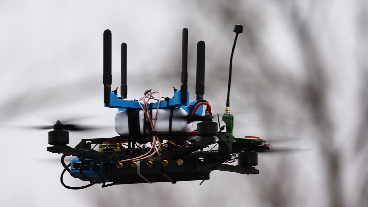 Team Dremian presents their advanced prototype for defending against electronic attacks on unmanned systems on the final day of the Spectra Challenge in Erding, Germany, 04 December 2025. The Spectra Challenge, a joint initiative of the Agency for Innovation in Cybersecurity GmbH (Cyber ??Agency), the German Armed Forces' Cyber ??Innovation Hub (CIHBw), and the Innovation Lab System Soldier (InnoLabSysSdt), promotes technological innovations for protecting drones and other autonomous systems from electronic threats such as jamming, spoofing, and signal interception. The goal is to effectively integrate research and application in order to develop operational protection mechanisms in a short timeframe. EPA/ANNA SZILAGYI Dostawca: PAP/EPA.