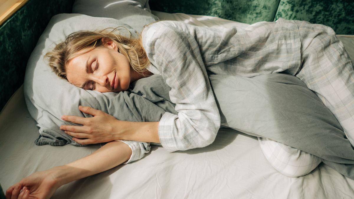 Spanie z kołdrą między nogami 