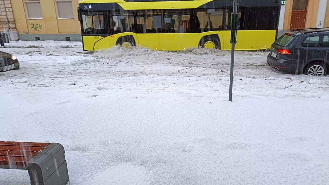 Nad Gnieznem przeszła w poniedziałek burza gradowa i oberwanie chmury. Miasto stało się białe, doszło do podtopień