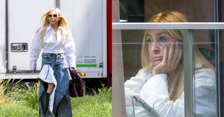 Monika Olejnik w ekstrawaganckiej stylizacji pędzi na manicure. Malowanie paznokci wyraźnie ją znudziło