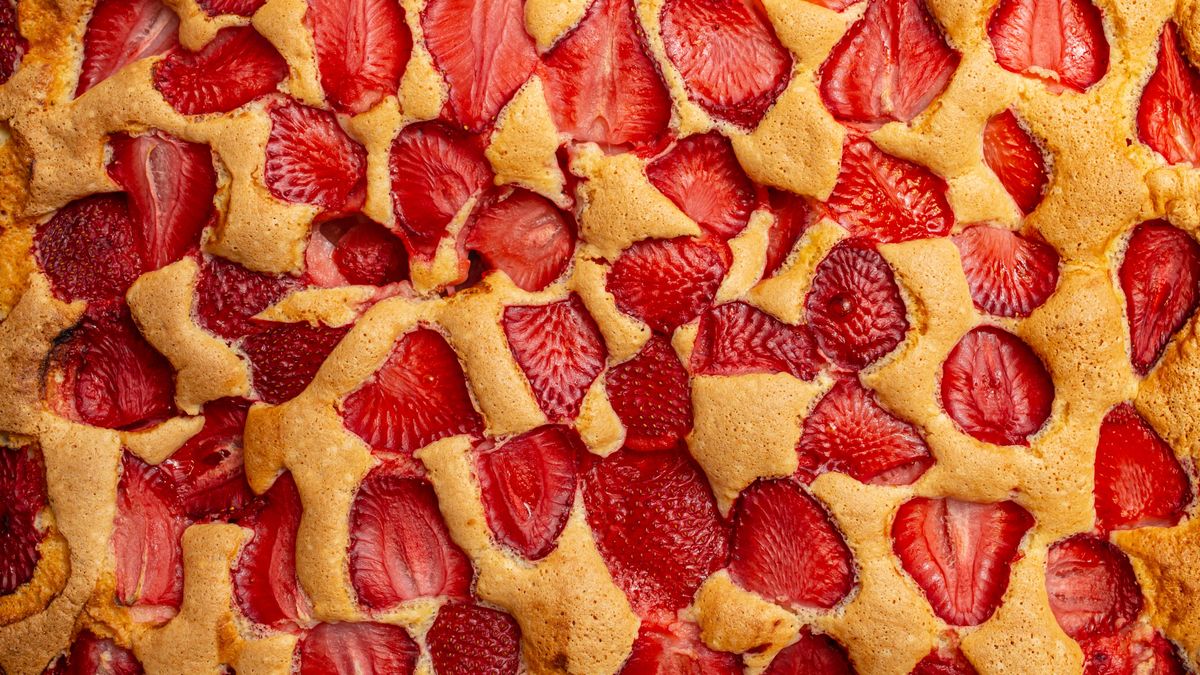 Pieczony omlet biszkoptowy z truskawkami idealny na śniadanie