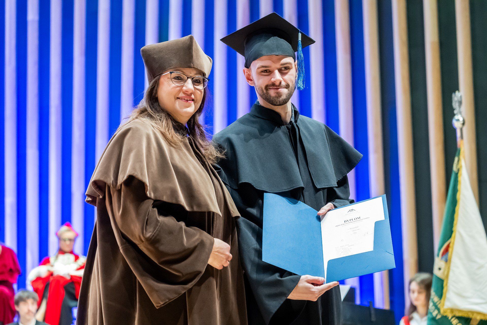 Podczas uroczystości wręczono dyplomy absolwentom, promocje doktorskie i habilitacyjne, a także odznaczenia - medale za Długoletnią Służbę i Medale &#34;Zasłużony Kulturze Gloria Artis&#34;.