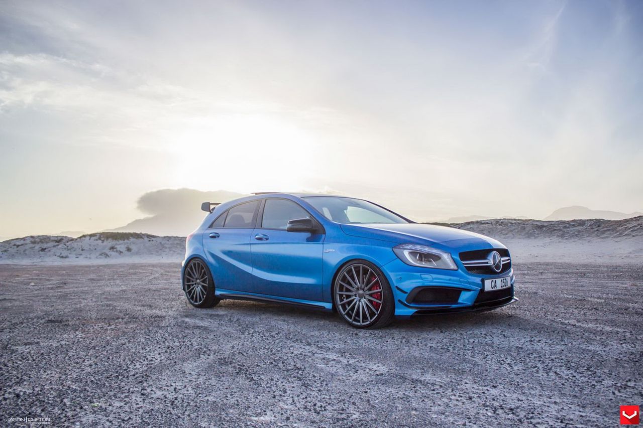 Mercedes-Benz A45 AMG na felgach Vossen [galeria zdjęć]