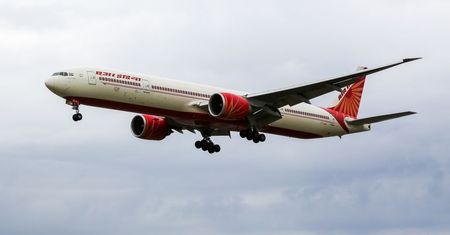 Samolot zawrócił w połowie drogi. Pilot zakażony koronawirusem