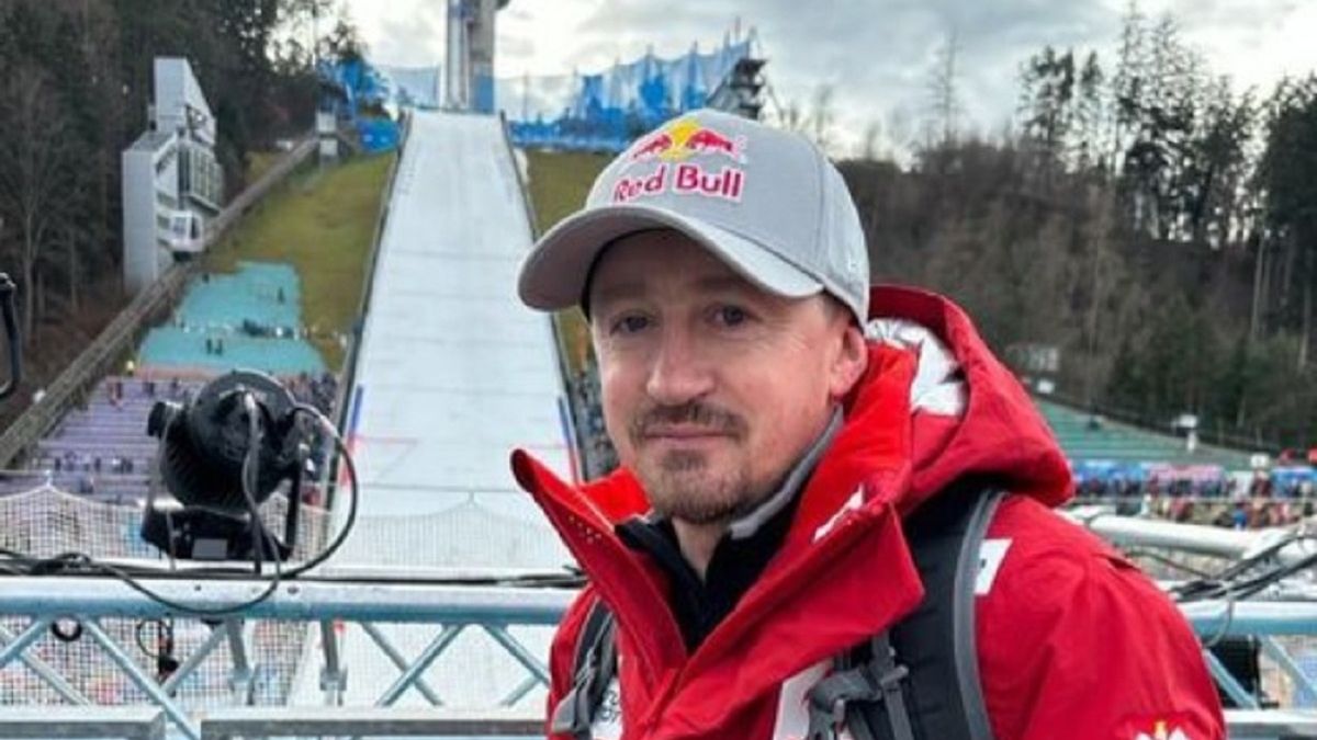 Adam Małysz pod skocznią narciarską w Innsbrucku