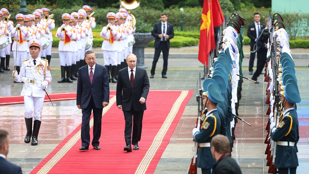 Vietnamese President To Lam (C-L) and his Russian counterpart Vladimir Putin (C-R) review the guard of honor at the Presidential Palace in Hanoi, Vietnam, 20 June 2024. Putin is on an official visit to Vietnam following his visit to North Korea. EPA/LUONG THAI LINH Dostawca: PAP/EPA.