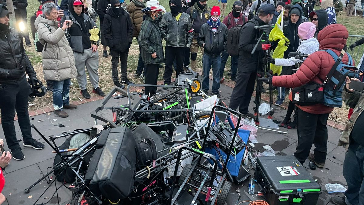 Protestujący pod Kapitolem w USA zniszczyli sprzęt dziennikarski warty krocie 1