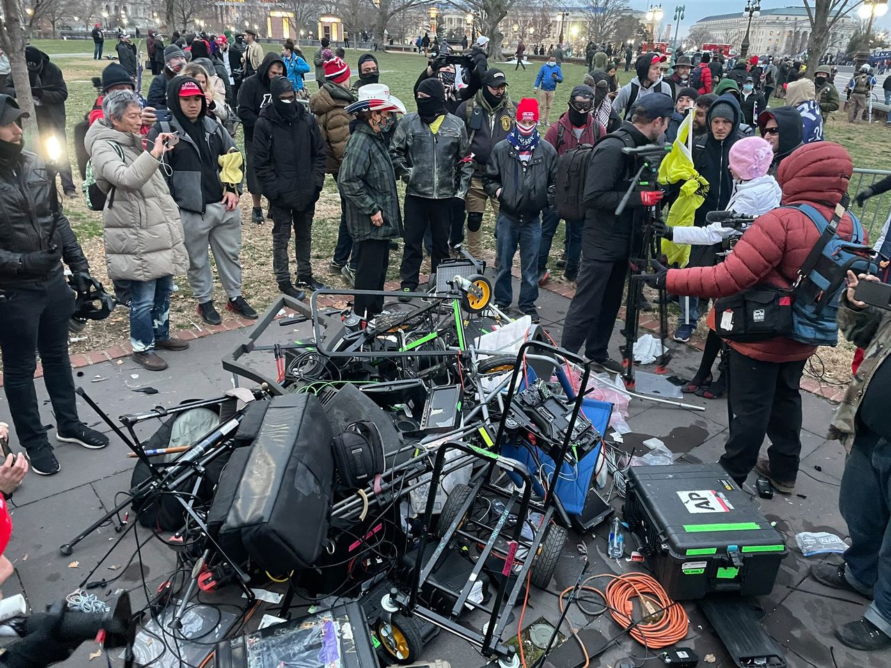 Protestujący pod Kapitolem w USA zniszczyli sprzęt dziennikarski warty krocie