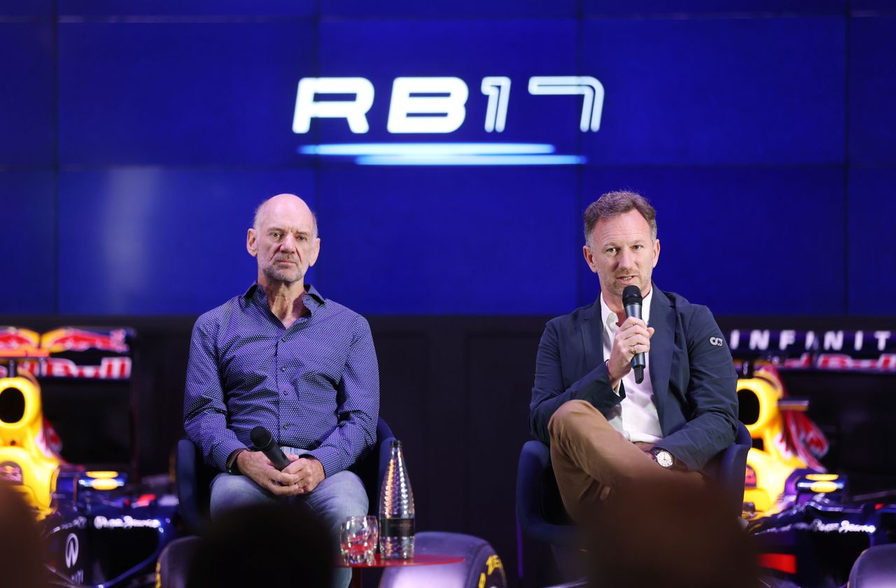 Dyrektor techniczny Adrian Newey (po lewej) i szef zespołu Red Bull Racing Christian Horner (po prawej) podczas ogłoszenia projektu RB17 