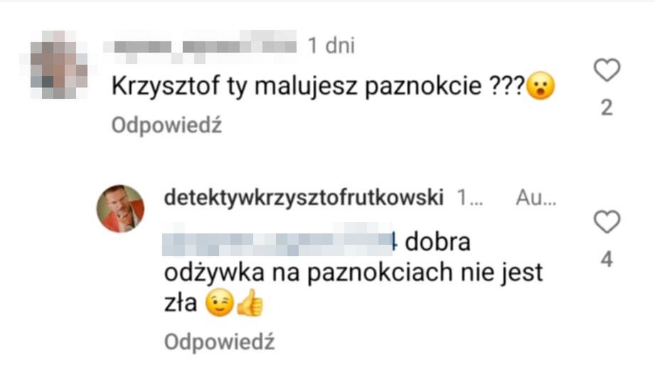 Krzysztof Rutkowski eksponuje zadbane dłonie w samolocie