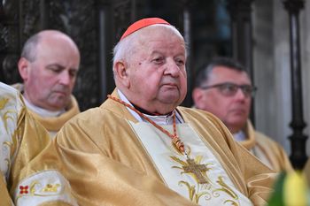 "Ufamy, że będzie pamiętał". Dziwisz z apelem do Nawrockiego