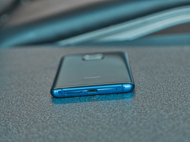 Głośnik ukryty jest w porcie USB-C