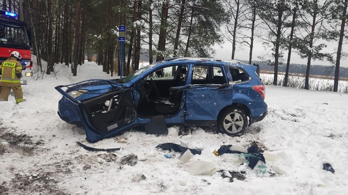 Subaru wpadło do wody w lesie w m. Libiszów
