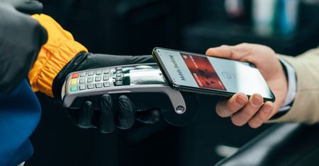Płacisz smartfonem? Teoretycznie można cię łatwo okraść