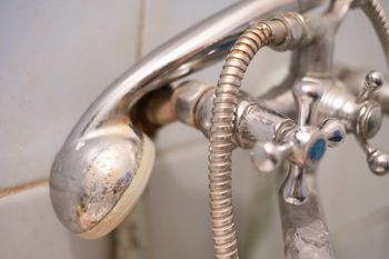 Nie potrzeba drogich środków. Dwie tabletki przywrócą blask armaturze