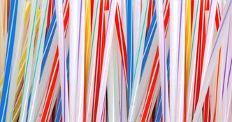 Zakaz sprzedaży plastikowych słomek i sztućców. Zmiany w całej UE, a w Polsce przepisów brak