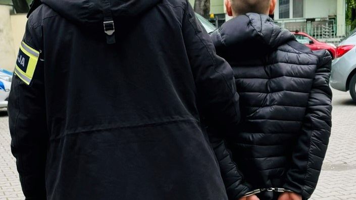  Policjanci zatrzymali 21-letniego mężczyznę podejrzanego o oszustwo