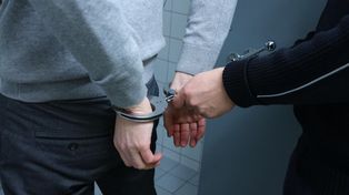 Białystok: Poszukiwani zaproponowali policjantom sporą łapówkę