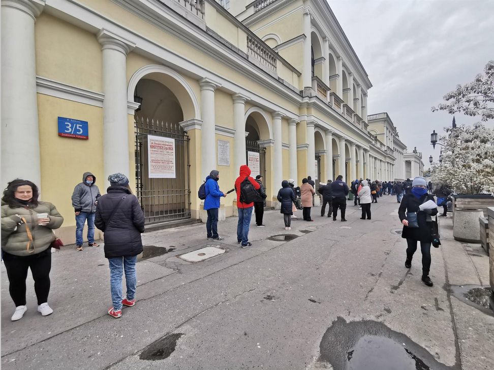 Koronawirus. Kolejny dzień szczepień. W Warszawie gigantyczna kolejka [ZDJĘCIA]