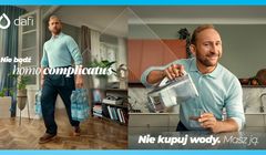 Borys Szyc kupuje wodę, Krystyna Czubówna komentuje. Nowa kampania Dafi