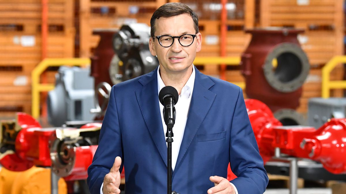 Radomsko, 19.07.2021. Premier Mateusz Morawiecki podczas wizyty w siedzibie firmy SKB Drive Tech w Radomsku, 19 bm. (jm) PAP/Grzegorz Michałowski