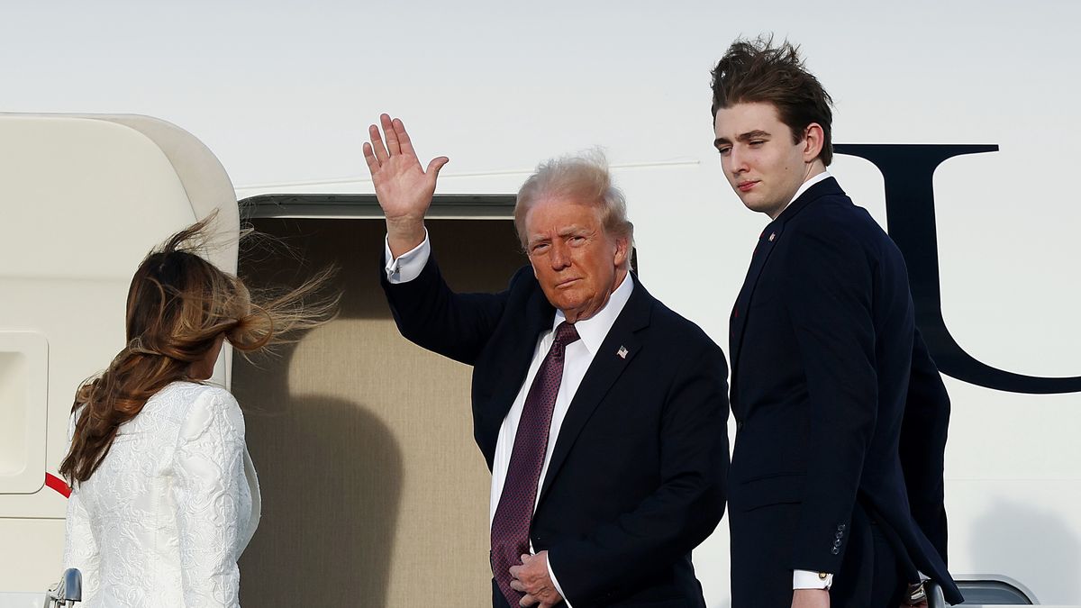 WEST PALM BEACH, FLORIDA - JANUARY 18: U.S. President-elect Donald Trump, Melania Trump and their son Barron board a U.S. Air Force aircraft en route to Dulles, Virginia on January 18, 2025 in West Palm Beach, Florida. Trump and Vice President-elect former Sen. JD Vance (R-OH) will be sworn in on January 20. (Photo by Michael M. Santiago/Getty Images)