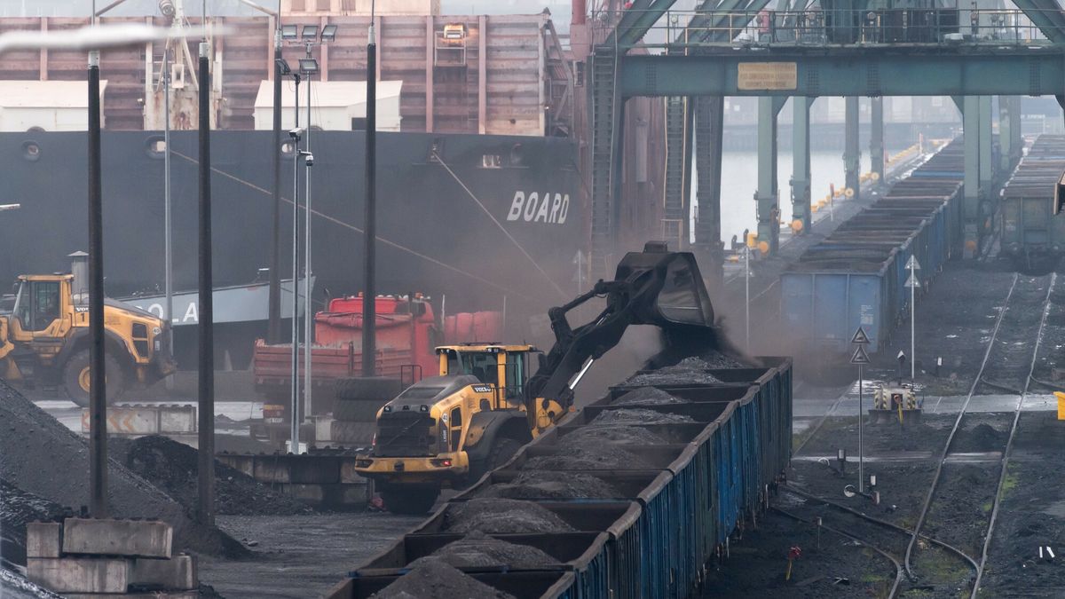 Roz?adunek wegla w porcie w Gda?sku
05.12.2022 Gdansk Port Gdansk Eksploatacja Rozladunek wegla
Fot. Wojciech Strozyk/REPORTER
Wojciech Strozyk/REPORTER
