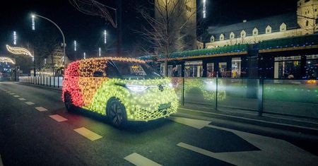 Świąteczny samochód przyciągał spojrzenia poznaniaków. Sprawdziliśmy, skąd wziął się rozświetlony pojazd