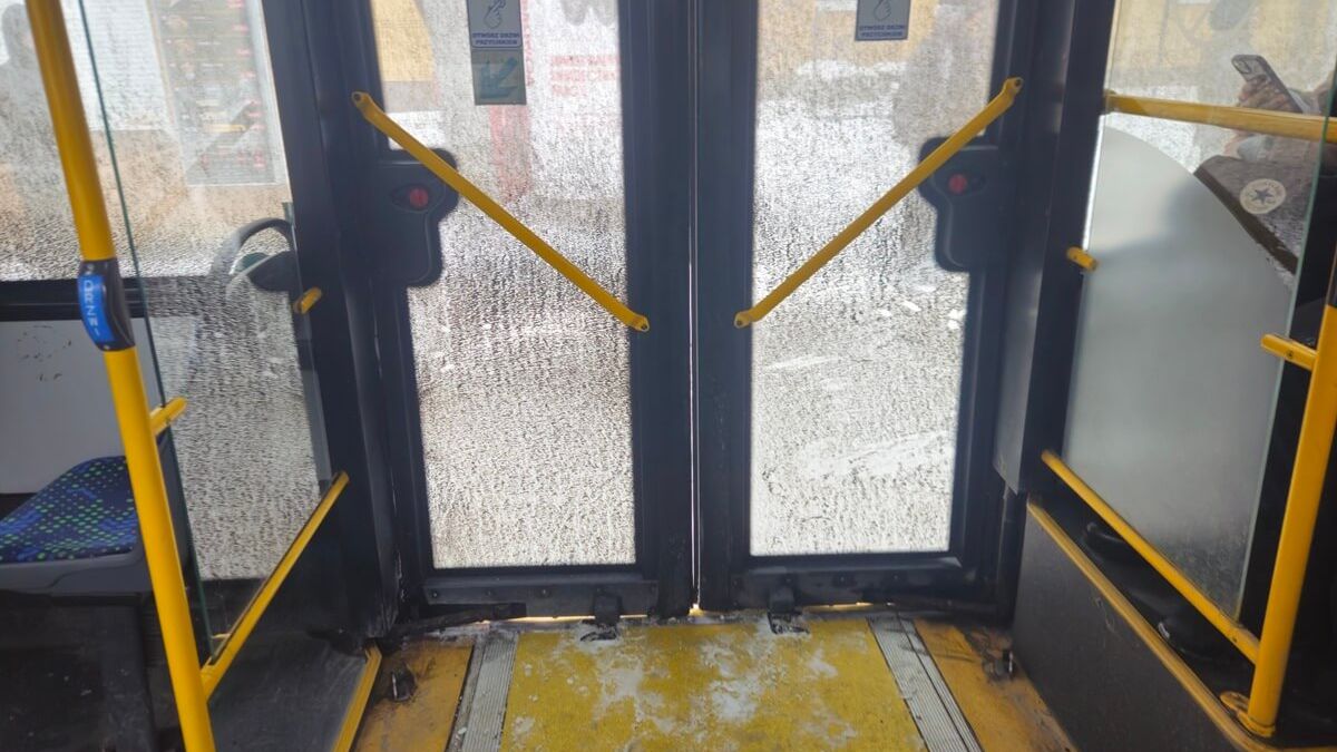 Brudne szyby w autobusie