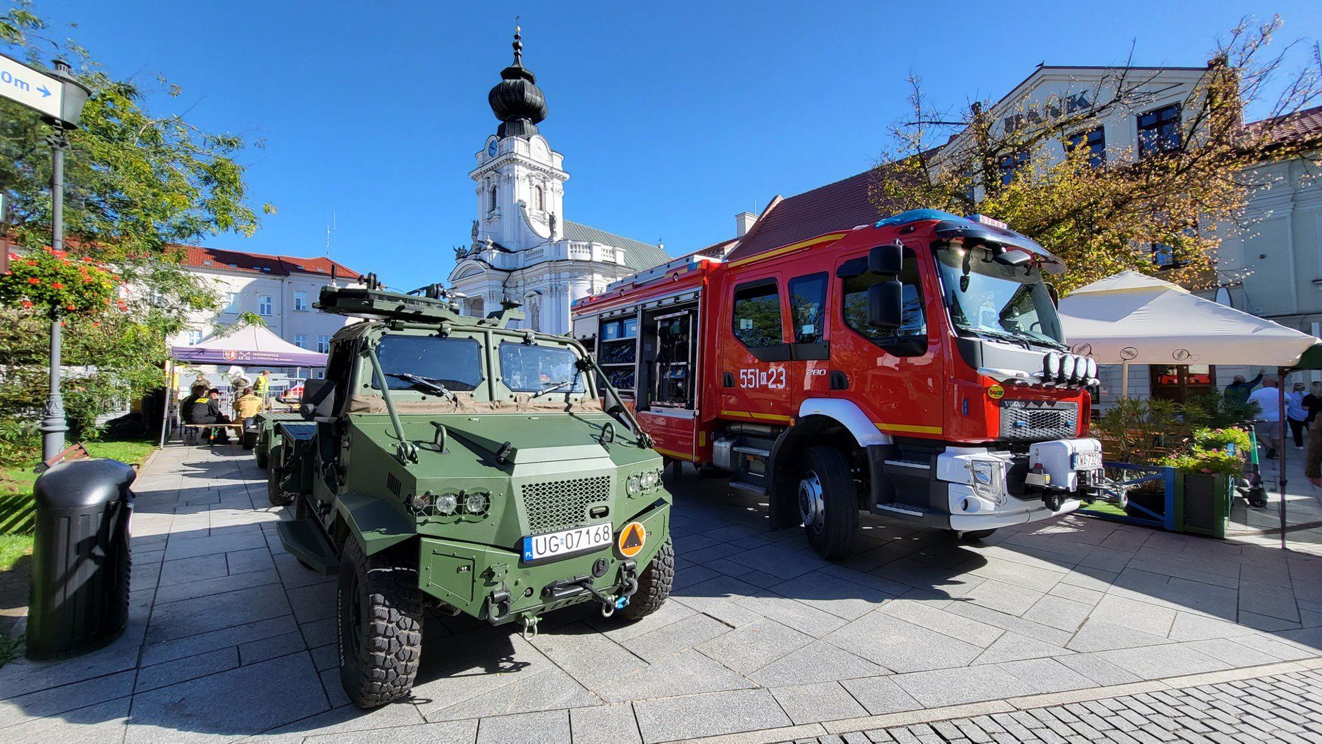 Wadowice, 20 września 2025. Na rynku stanęły pododdziały 11. Małopolskiej Brygady Obrony Terytorialnej im. gen. Leopolda Okulickiego. Kilkudziesięciu jej żołnierzy ukończyło właśnie szesnastodniowe szkolenie podstawowe i miało złożyć tradycyjną przysięgę. Towarzyszyło im 17 nowych żołnierzy z 13. Śląskiej Brygady Obrony Terytorialnej im. ppłk. Tadeusza Puszczyńskiego