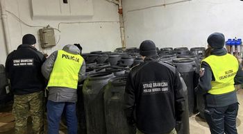 Zlikwidowano bimbrownię w Suwałkach. Przejęto tysiące litrów zacieru