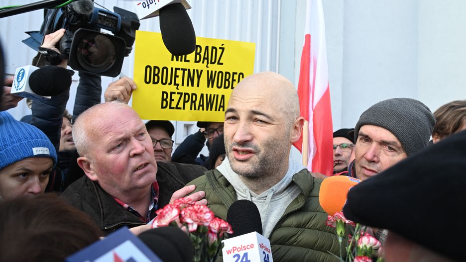 Warszawa, 25.10.2024. Ksiądz Michał Olszewski (C), podejrzany w śledztwie ws. Funduszu Sprawiedliwości, opuścił 25 bm. po południu Areszt Śledczy w Warszawie - Służewcu. (mr) PAP/Radek Pietruszka ***Do tego materiału zdjęciowego dostępna jest również depesza w systemie CSI, pt.: Ks. Olszewski opuścił areszt śledczy na warszawskim Służewcu***