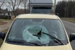 Bryła lodu przebiła szybę w fiacie. Kobieta trafiła do szpitala