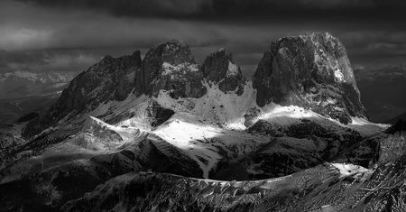 Monumentalne czarno-białe Dolomity na zdjęciach Przemysława Kruka