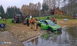 Wyłowili z jeziora luksusowe Audi Q8. Policja bada przyczyny zdarzenia