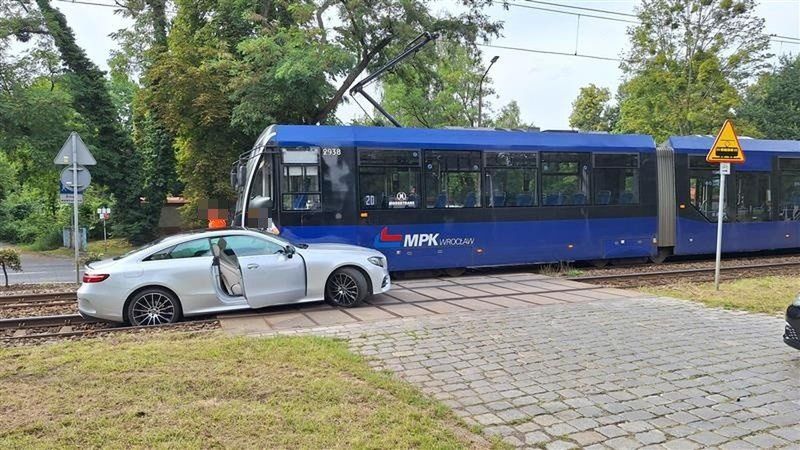 Wypadek tramwaju i osobówki we Wrocławiu