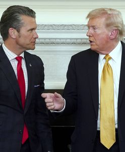 Uderzyli powtórnie, by dobić załogę? Trump: Ufam Hegsethowi