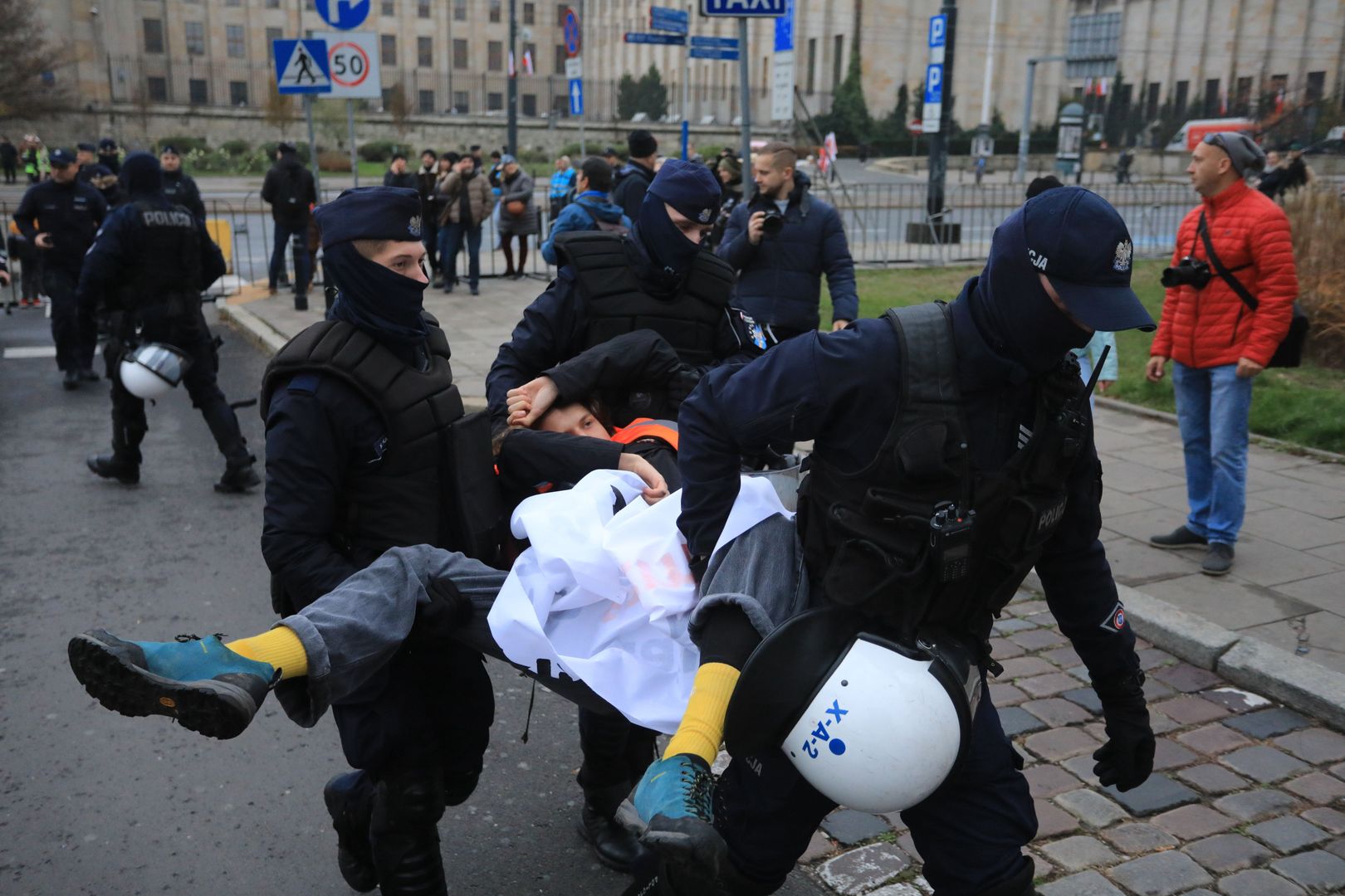 11.11.2023 Warszawa . Protest aktywistów inicjatywy Bombelki na trasie Marszu Niepodległości .