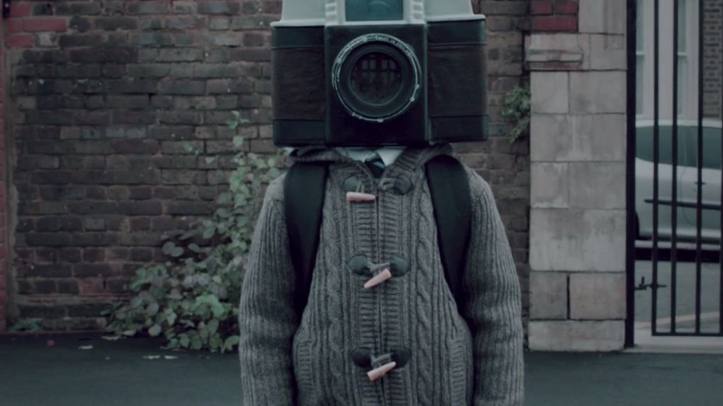 Chłopiec z aparatem zamiast głowy 1