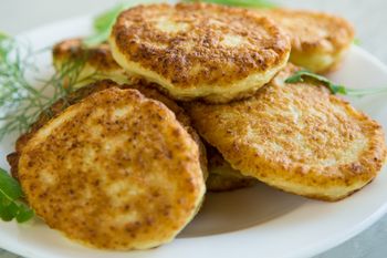 Greckie racuchy z fetą. Chrupiąca przekąska w 20 minut