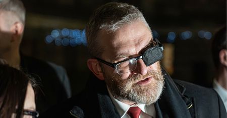 Problemy Brauna. Nie będą mogli zebrać 1,5 proc.