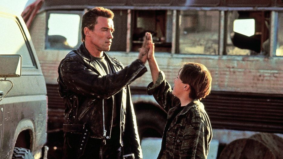 Joseph Baena urodził się 2 października 1997 roku. Ma więc 25 lat. Jest nieślubnym synem Arnolda Schwarzeneggera i Mildred Patricii Baena. O tym, że jego ojcem jest Arnold Schwarzenegger dowiedział się, gdy miał 13 lat. Media nagłośniły ten fakt dzień po tym, jak zakończyła się kadencja Arnolda Schwarzeneggera na stanowisku gubernatora. Na zdjęciu Edward Furlong i Arnold Schwarzenegger w filmie &#34;Terminator 2: Dzień sądu&#34; (Terminator 2 - Judgment Day). Rok 1991.Tak wygląda Joseph Baena, syn Arnolda Schwarzeneggera. Zobaczcie zdjęcia &gt;&gt;&gt;&gt;