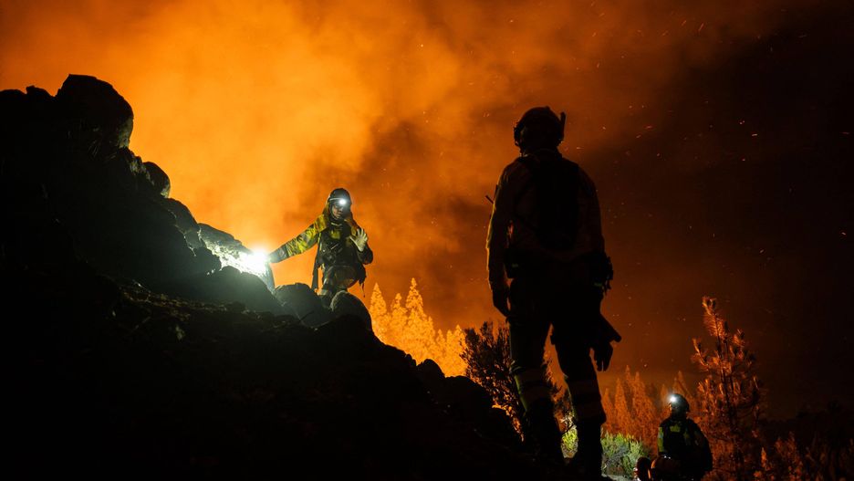 Forest fire continues in Spanish Canary Islands: more than 1,800 hectares affected and 150 people evacuate
TENERIFE, CANARY ISLAND - AUGUST 16: Agents of EIRIF, a unit in charge of the Government of the Canary Islands, work at night to extinguish the forest fire declared on the island of Tenerife, Canary Islands on August 16, 2023. The Tenerife fire continues out of control: more than 1,800 hectares affected and 150 people evacuated. Andres Gutierrez / Anadolu Agency/ABACAPRESS.COM 
Dostawca: PAP/Abaca
AA/ABACA
Environment, Firefighter, Firefighters, Fireman, Firemen, Nature