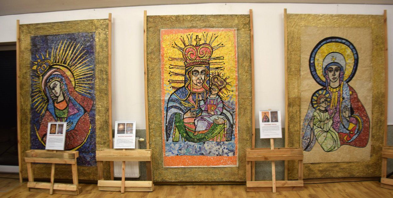 Wernisaż wystawy „Madonny Kresowe w mozaice recyklingowej”