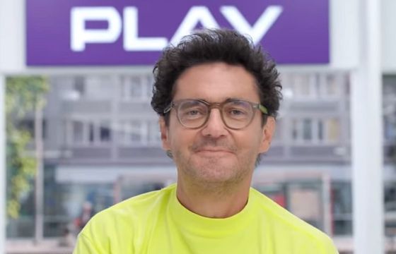 Play promuje smartfony z ratami gratis. W reklamach rozbiegany Wojewódzki