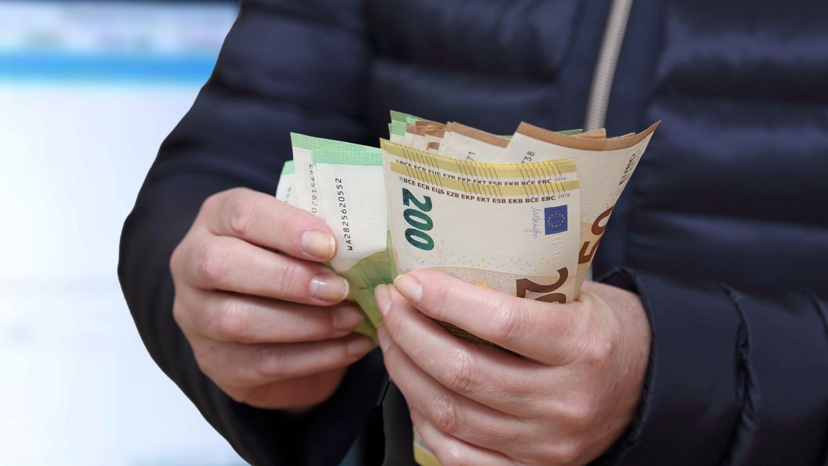 Na zdjęciu osoba przeliczająca plik banknotów euro