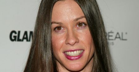 Tak dziś wygląda Alanis Morissette. 49-letnia gwiazda muzyki błyszczy na gali CMT Music Awards (ZDJĘCIA)