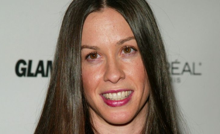 Tak dziś wygląda Alanis Morissette. 49-letnia gwiazda muzyki błyszczy na gali CMT Music Awards (ZDJĘCIA)